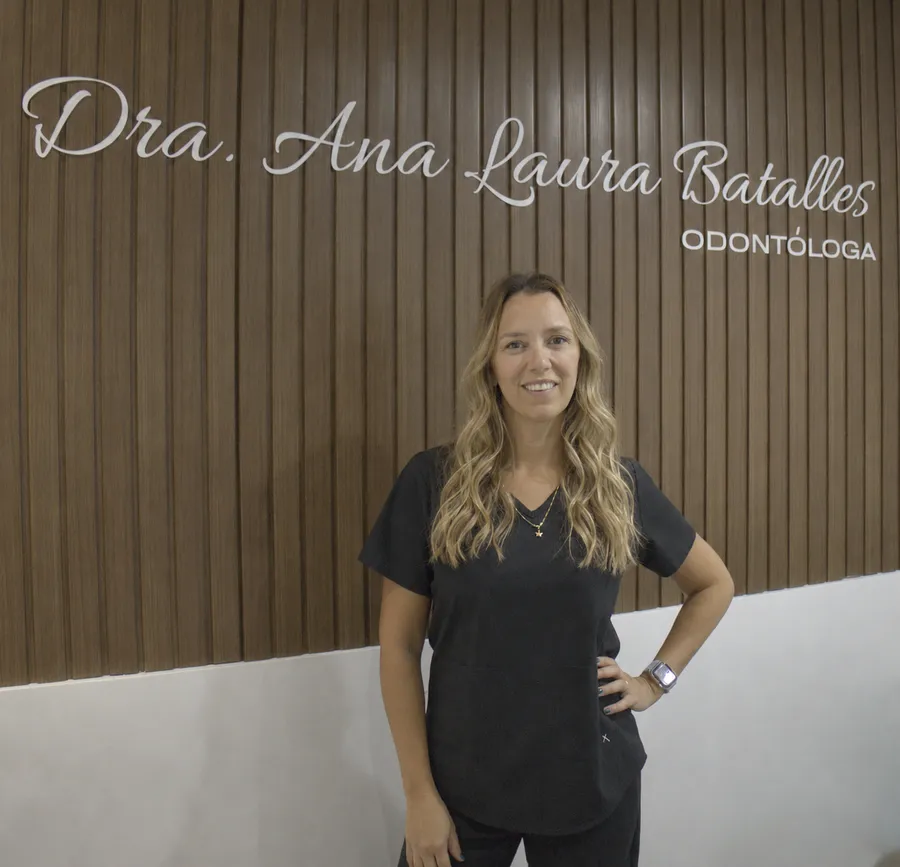 La Dra. Ana Laura Batalles en su consultorio